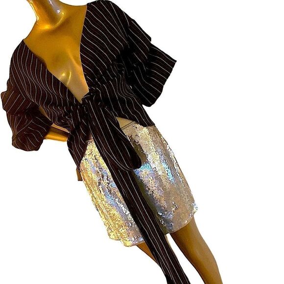 *NWOT stunning Black wrap top w/ fancy balloon sleeves. Perfect LBT versa… - Picture 3 of 9